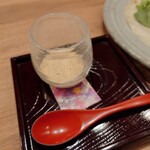 乃木坂 結 - 海老と彩り野菜の春餅:クレープ風に巻く前にかける胡麻風味ドレッシング