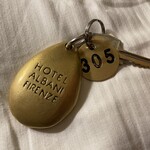 Hotel Albani Firenze - ルームキーも重厚長大系　外出するたびに預けます　だって重いんだもんｗ