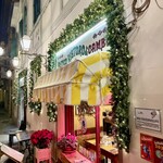 All'Antico Ristoro Di Cambi - 店の入口はそれほど大きくはないのですけど中は大箱で入口の対面にはテラス席も用意されていますから100人くらいは優に入れます