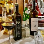 All'Antico Ristoro Di Cambi - アクアとワインとオーリオがごちゃごちゃっと並んでいる様がフィレンツェらしいｗ