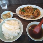 麗紅 - 青椒炒鶏絲定食  780円(ランチ価格)