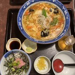 手延べうどん　むぎの里 - 酸辣スープうどんとミニねぎとろ丼