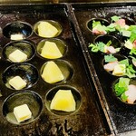 Takonotetsu - 【左：トロピカル焼き】左から「コーン」「チーズ」「パイナップル」】、【右：梅しそチーズ】