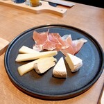 NEIGHBOUR - 黒松内チーズとハモンセラーノ 1080円