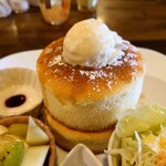 カフェ グランシャリオ - パンケーキはシットリはしている感じなんだけど
あまりにも柔らかくパンケーキに粘りがないので
ナイフで切ってもパラパラとバラバラになり
塊でフォークを刺せない（笑）