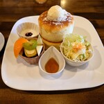 カフェ グランシャリオ - モーニングセットのアップ

◯パンケーキ
丸く厚みあるパンケーキ二段
上にはアイスクリームとホイップクリームが載ってる
そこへ付いてきたメイプルシロップを掛けてから頂いた