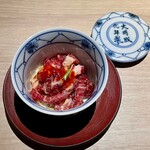 酒と女と鶏と麺 - 青森県産馬肉のユッケ 揚げ葱
