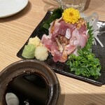 Tori Tontan - 鳥もも炙り刺し　※コリコリ食感で美味しい。生姜は市販のチューブっぽい味で要らないかな。にんにくを醤油に溶かしてわさび乗っけて食べると美味。醤油は九州醤油か、たまり醤油でした。