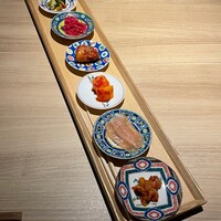 酒と女と鶏と麺 - 色彩豊かな7種の前菜
