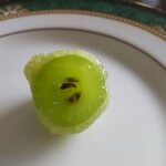 宗家源吉兆庵 - 料理写真:シャインマスカットを丸ごと求肥で包んであります。