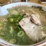 江ちゃんラーメン - ごま降ってニンニククラッシュして…おんぶ