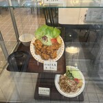 レストハウス青山 - 唐揚げ定食のディスプレー