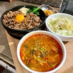 Naruo - 焼肉丼にとろたまとミニユッケジャンスープ 