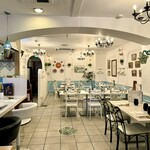 Infinito - 白と青を基調としたアマルフィ海岸のレストランをイメージした店内
