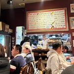 Bisutoro Pari Shokudou - 沢山の人で混み合う食堂。ワインのペアリング看板もナイス。ワイガヤ感が心地よい。