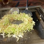 Okonomiyaki Dondon - 土手作り中