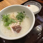 おかゆと麺のお店　粥餐庁 - ■蒸し鶏ときのこのサンラー麺＋ハーフ蒸し鶏かゆセット¥1,230