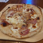 Lode - 玉ねぎとサラミのピザ　８８０円
      本日のランチ