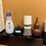 とん汁と玄米の店 檍食堂 - 卓上の調味料