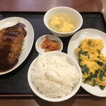 中国料理東北大冷麺 - 日替わりランチ「とんかつ、玉子とニラ炒め」（880円）