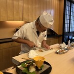 Sangencha - 5年ものの鮒寿司を切り分け中の大将。匂いが手に移るので慎重です？