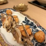 山玄茶 - キュッと身がしまったオスと卵がたっぷりのメス。そして発酵食品の王様・鮒寿司の飯(いい)を使ったコロコロ。こちらは裏メニューです✩.*˚