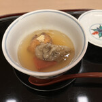 山玄茶 - パカッ。生姜餡が優しい飛龍頭、舞茸、赤蒟蒻の炊き合わせ。