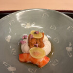 山玄茶 - 先付は滑らかな胡麻豆腐！贅沢に雲丹と海老をあしらっています。採れたての銀杏に秋の深まりを感じます。