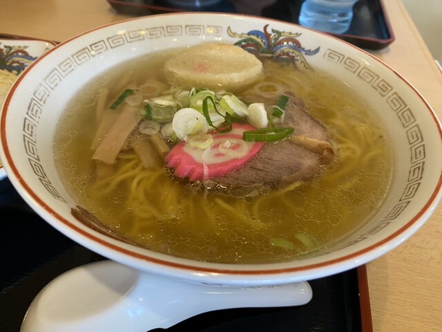 黄金色の鶏ガラ使ったThe王道の「塩ラーメン・チャーハンセット