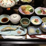 寿屋旅館 - 夕飯　鮎　豚と蒸し野菜鍋？　唐揚げ、天ぷら、生野菜　お刺身　山芋　木の子佃煮　茶碗蒸し　漬物　荷物　酢の物　　あとから、もり蕎麦　ご飯　お吸い物