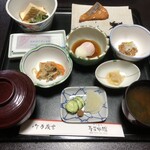 寿屋旅館 - 朝　ご飯　煮物　鮭　漬物　温泉たまご　納豆　いかわさ　海苔　切り干し大根　味噌汁（わかめ、大根、玉ねぎ）