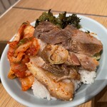 Taki Chan Ramen - メシ150円と卓上のキムチ、高菜でミニ丼完成。
