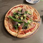 スタンド4坪らばー - 生ハムサラダピザ　アボカドとプチトマトありがてぇ