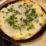 めし 立呑み まる - しらすピザ