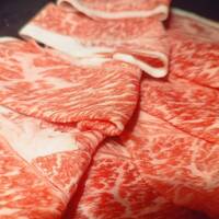 月亭 新宿本店 - スライスされた神々しいお肉たち