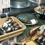 なまらおにぎり - 料理写真:まるで鏡餅のようなおにぎりです（笑）