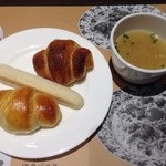 鎌倉パスタ - 焼きたてパンとごぼうのスープ(ランチB+105円)