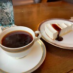 Kohin - ホットコーヒーとチーズケーキ
