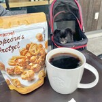 スターバックスコーヒー - トールマグと娘が買ってきたポップコーンとそれを見つめる犬(^^)