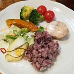 キッチン ブルー グローブ - 最後もご飯、サラダ、お新香を乗せます