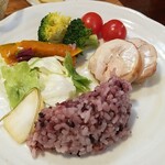 キッチン ブルー グローブ - ご飯、サラダ、お新香を乗せて