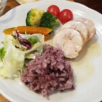 キッチン ブルー グローブ - ばバロンティーヌは残り３つ、ご飯、サラダを乗せます