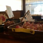 キッチン ブルー グローブ - レジ横には飴が置かれています