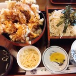 Sobadokoro Fukuzumi - 全体像 下左から2番目がちょっと謎めいた蕎麦サラダ的な小鉢笑