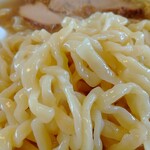 喜一 - 中太麺がスープに絡む