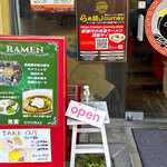 本枯中華そば 魚雷 - 入口横の看板