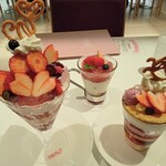 タカノフルーツパーラー - 苺とベリーのパフェ　苺とベリーのヨーグルトドリンク　シーズナルトライフル苺とベリー