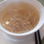 Tides - トッピングちょびっとのチキンスープの麺。