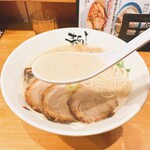 麺達本店 - とんこつ全のせ(スープリフト)