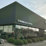 スターバックスコーヒー - 店構え。コチラの目の前が更級公園です